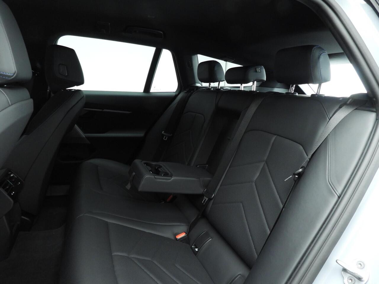 BMW i5 Touring eDrive40 | M-Sportpakket | LED | Navigatie | Active cruise | Trekhaak | Sportstoelen | DAB | Alu 19 inch