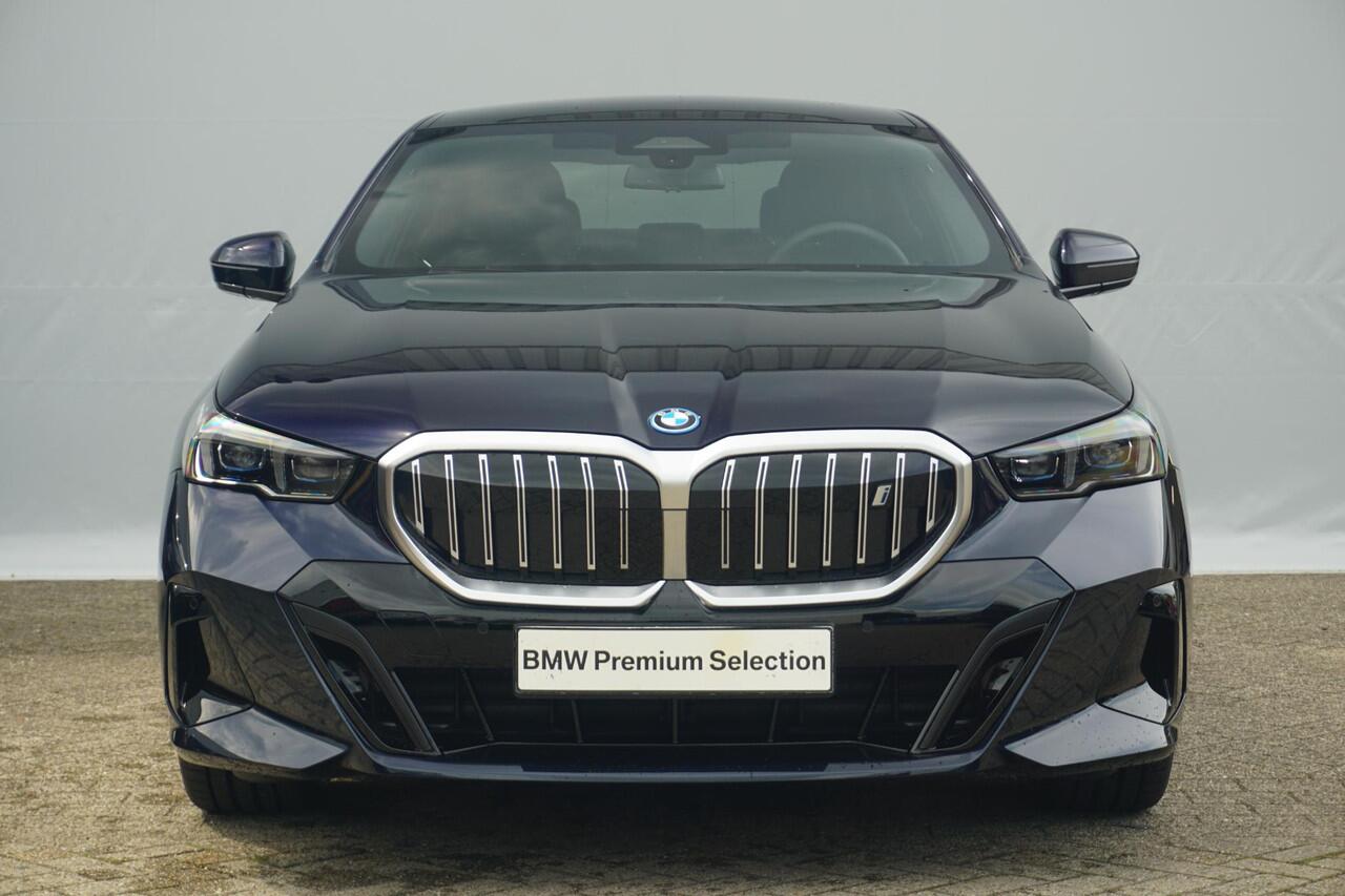 BMW i5 Sedan eDrive40 M Sportpakket 20'' / Panoramadak / Comfortstoelen / Harman Kardon / Driving Assistant Plus