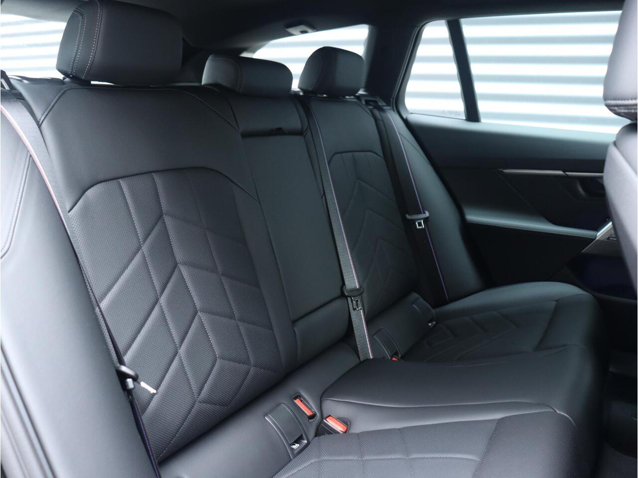 BMW i5 Touring eDrive40 | M Sportpakket Pro | Trekhaak | Driving Assistant Prof. | Adaptief M Onderstel Prof. | Harman Kardon | Head-Up | Parking Assistant Plus | Comfortstoelen | 19'' LMV | Ekris Selection