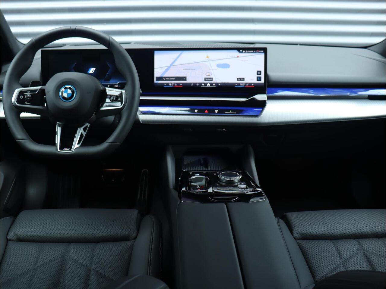 BMW i5 Touring eDrive40 | M Sportpakket Pro | Trekhaak | Driving Assistant Prof. | Adaptief M Onderstel Prof. | Harman Kardon | Head-Up | Parking Assistant Plus | Comfortstoelen | 19'' LMV | Ekris Selection