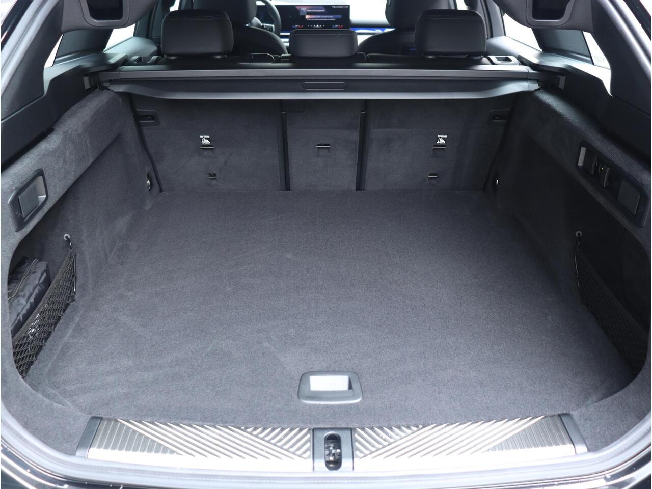 BMW i5 Touring eDrive40 | M Sportpakket Pro | Trekhaak | Driving Assistant Prof. | Adaptief M Onderstel Prof. | Harman Kardon | Head-Up | Parking Assistant Plus | Comfortstoelen | 19'' LMV | Ekris Selection