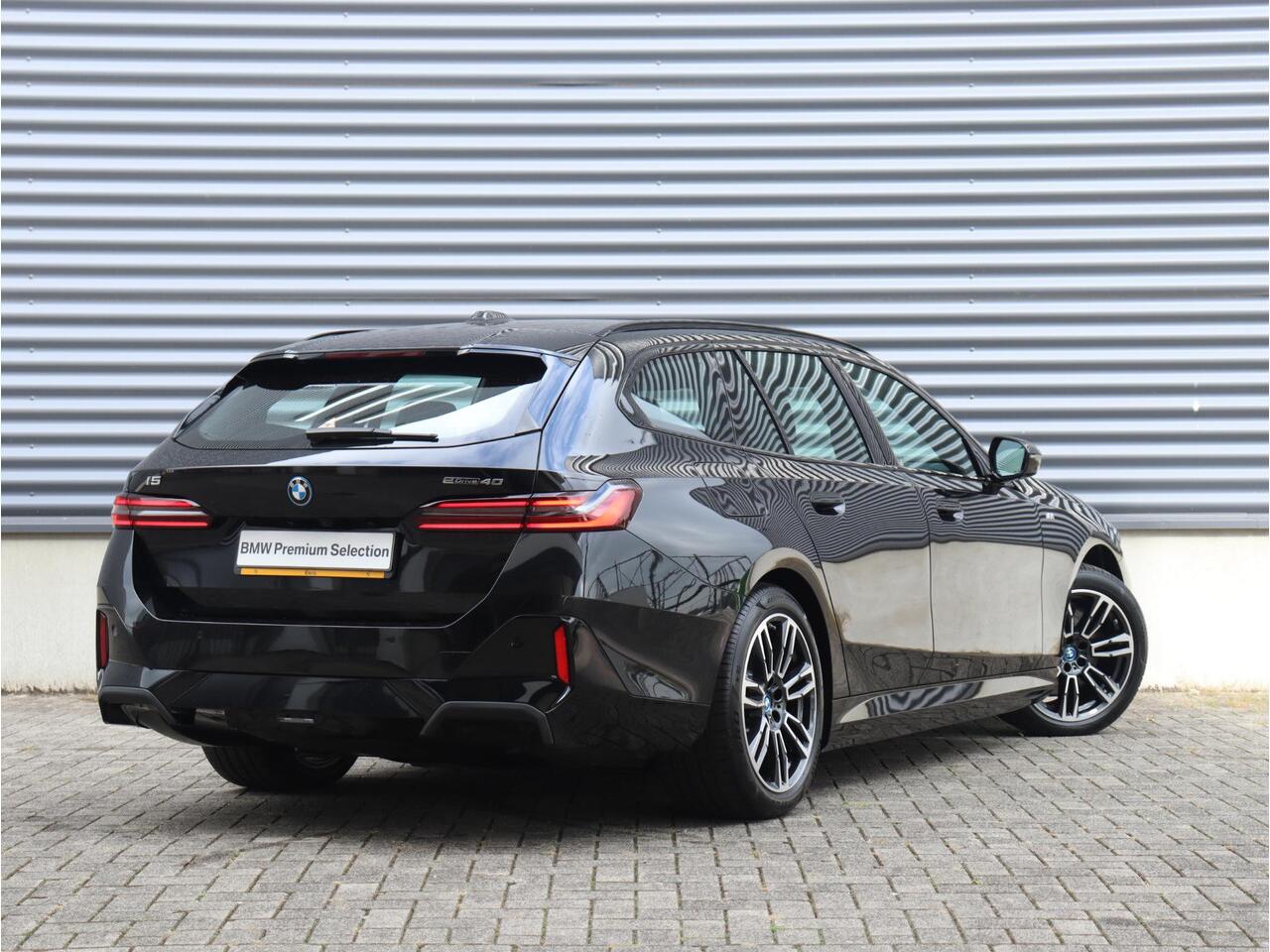 BMW i5 Touring eDrive40 | M Sportpakket Pro | Trekhaak | Driving Assistant Prof. | Adaptief M Onderstel Prof. | Harman Kardon | Head-Up | Parking Assistant Plus | Comfortstoelen | 19'' LMV | Ekris Selection