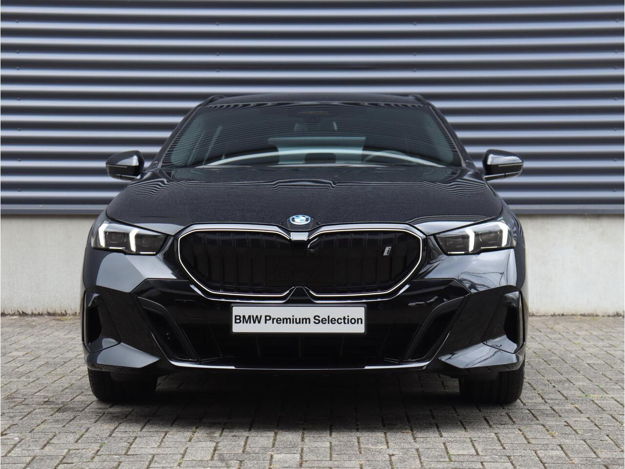 BMW i5 Touring eDrive40 | M Sportpakket Pro | Trekhaak | Driving Assistant Prof. | Adaptief M Onderstel Prof. | Harman Kardon | Head-Up | Parking Assistant Plus | Comfortstoelen | 19'' LMV | Ekris Selection