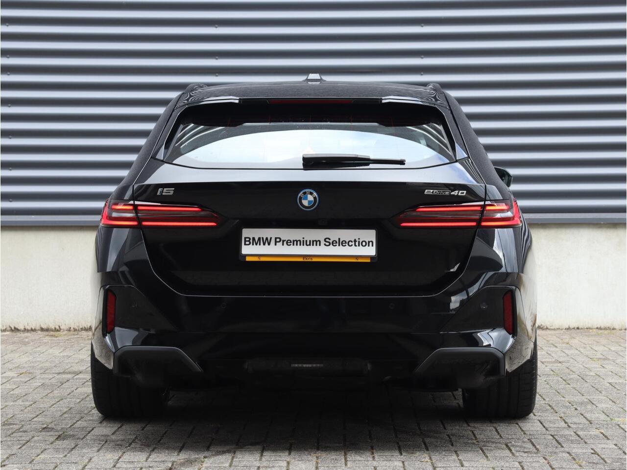 BMW i5 Touring eDrive40 | M Sportpakket Pro | Trekhaak | Driving Assistant Prof. | Adaptief M Onderstel Prof. | Harman Kardon | Head-Up | Parking Assistant Plus | Comfortstoelen | 19'' LMV | Ekris Selection