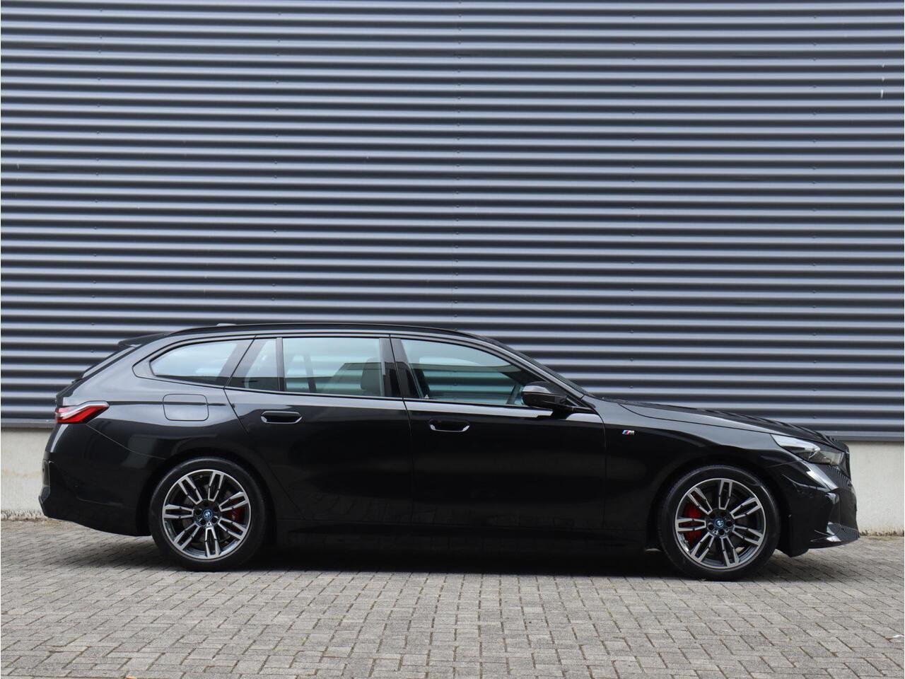 BMW i5 Touring eDrive40 | M Sportpakket Pro | Trekhaak | Driving Assistant Prof. | Adaptief M Onderstel Prof. | Harman Kardon | Head-Up | Parking Assistant Plus | Comfortstoelen | 19'' LMV | Ekris Selection