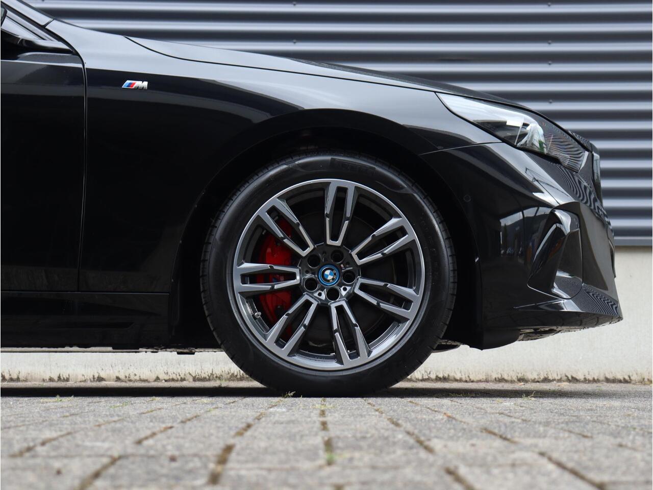 BMW i5 Touring eDrive40 | M Sportpakket Pro | Trekhaak | Driving Assistant Prof. | Adaptief M Onderstel Prof. | Harman Kardon | Head-Up | Parking Assistant Plus | Comfortstoelen | 19'' LMV | Ekris Selection