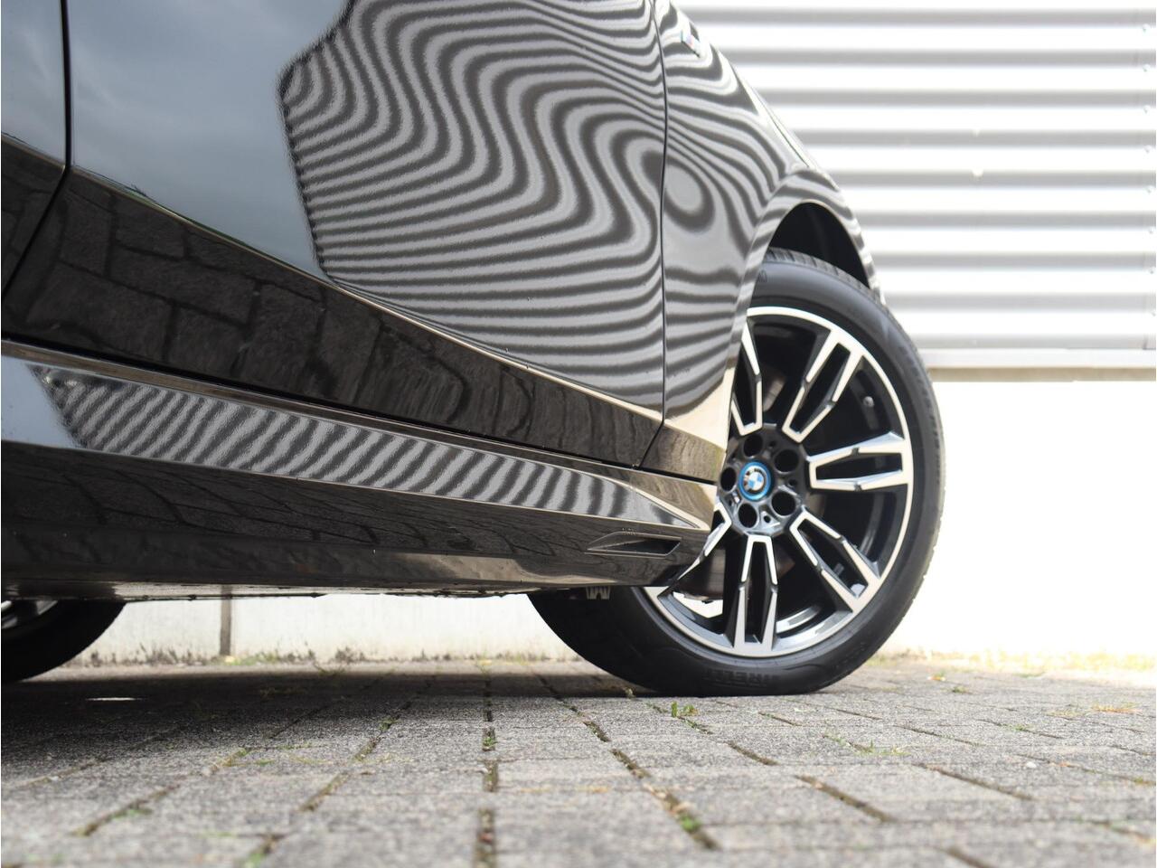 BMW i5 Touring eDrive40 | M Sportpakket Pro | Trekhaak | Driving Assistant Prof. | Adaptief M Onderstel Prof. | Harman Kardon | Head-Up | Parking Assistant Plus | Comfortstoelen | 19'' LMV | Ekris Selection