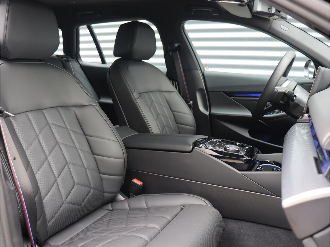 BMW i5 Touring eDrive40 | M Sportpakket Pro | Trekhaak | Driving Assistant Prof. | Adaptief M Onderstel Prof. | Harman Kardon | Head-Up | Parking Assistant Plus | Comfortstoelen | 19'' LMV | Ekris Selection