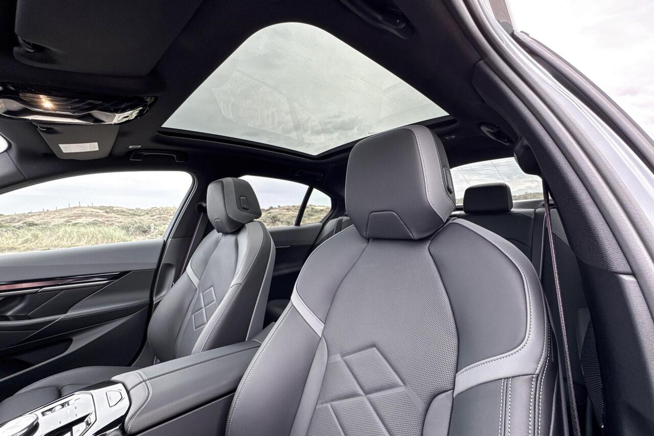 BMW i5 Sedan eDrive40 M Sport Edition | M Sport | Glazen Panoramadak | Head-up Display | Stoelventilatie | M Performance wielen | ElectricDeals