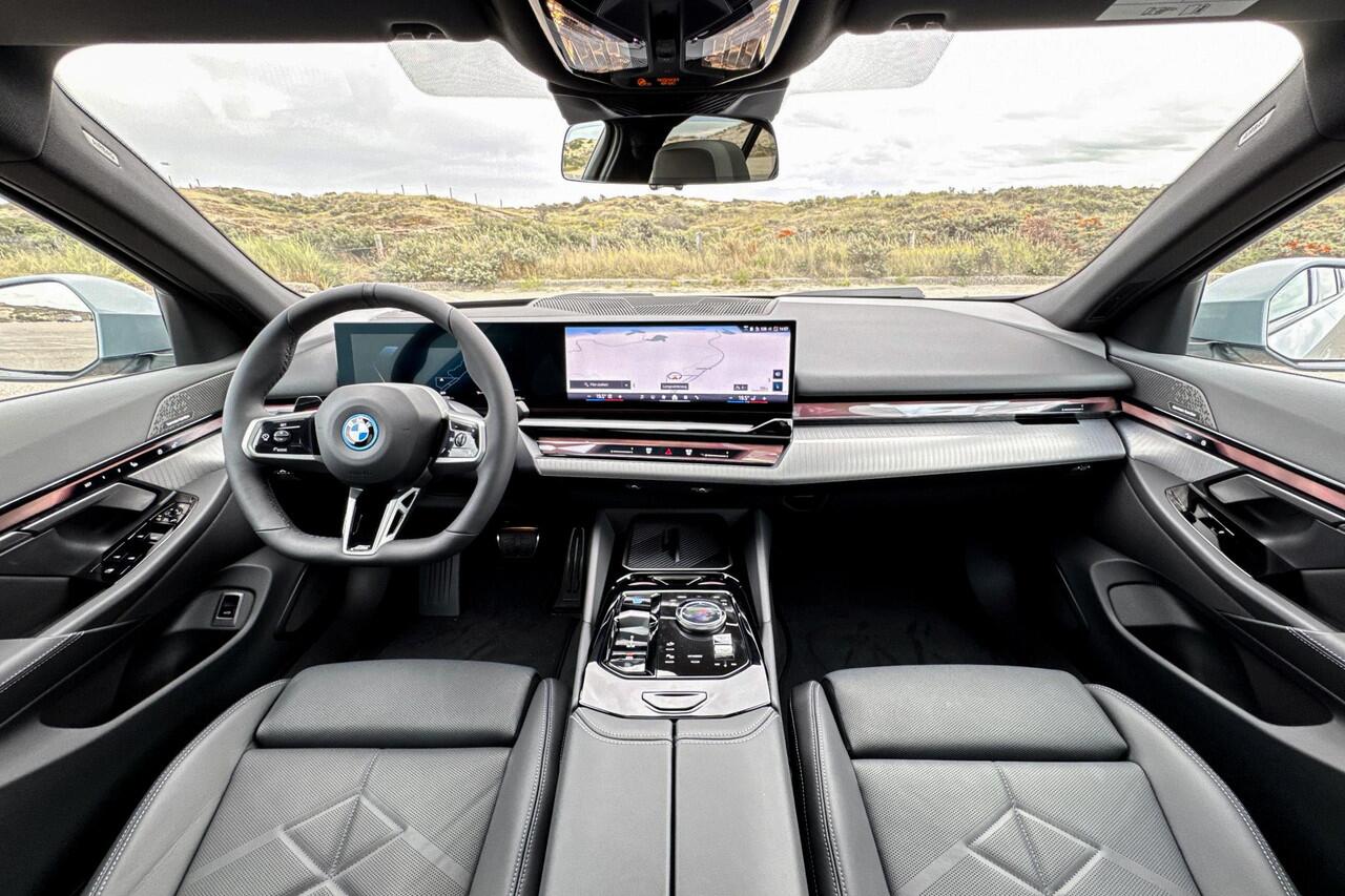 BMW i5 Sedan eDrive40 M Sport Edition | M Sport | Glazen Panoramadak | Head-up Display | Stoelventilatie | M Performance wielen | ElectricDeals