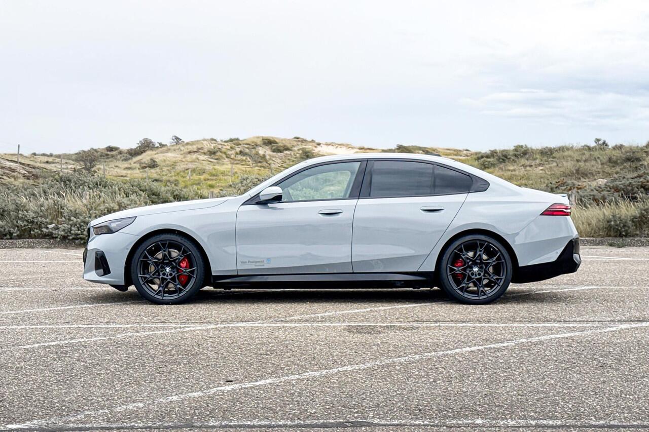 BMW i5 Sedan eDrive40 M Sport Edition | M Sport | Glazen Panoramadak | Head-up Display | Stoelventilatie | M Performance wielen | ElectricDeals