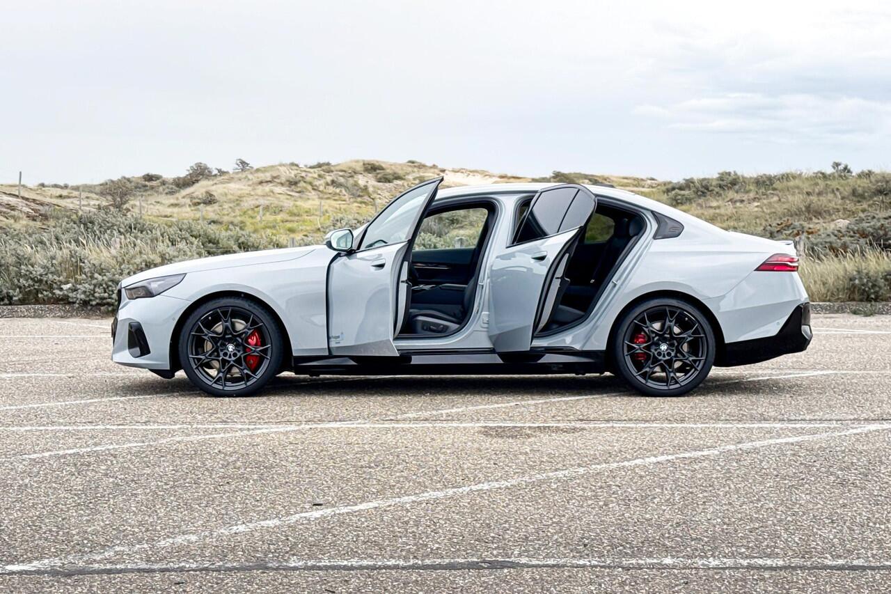 BMW i5 Sedan eDrive40 M Sport Edition | M Sport | Glazen Panoramadak | Head-up Display | Stoelventilatie | M Performance wielen | ElectricDeals