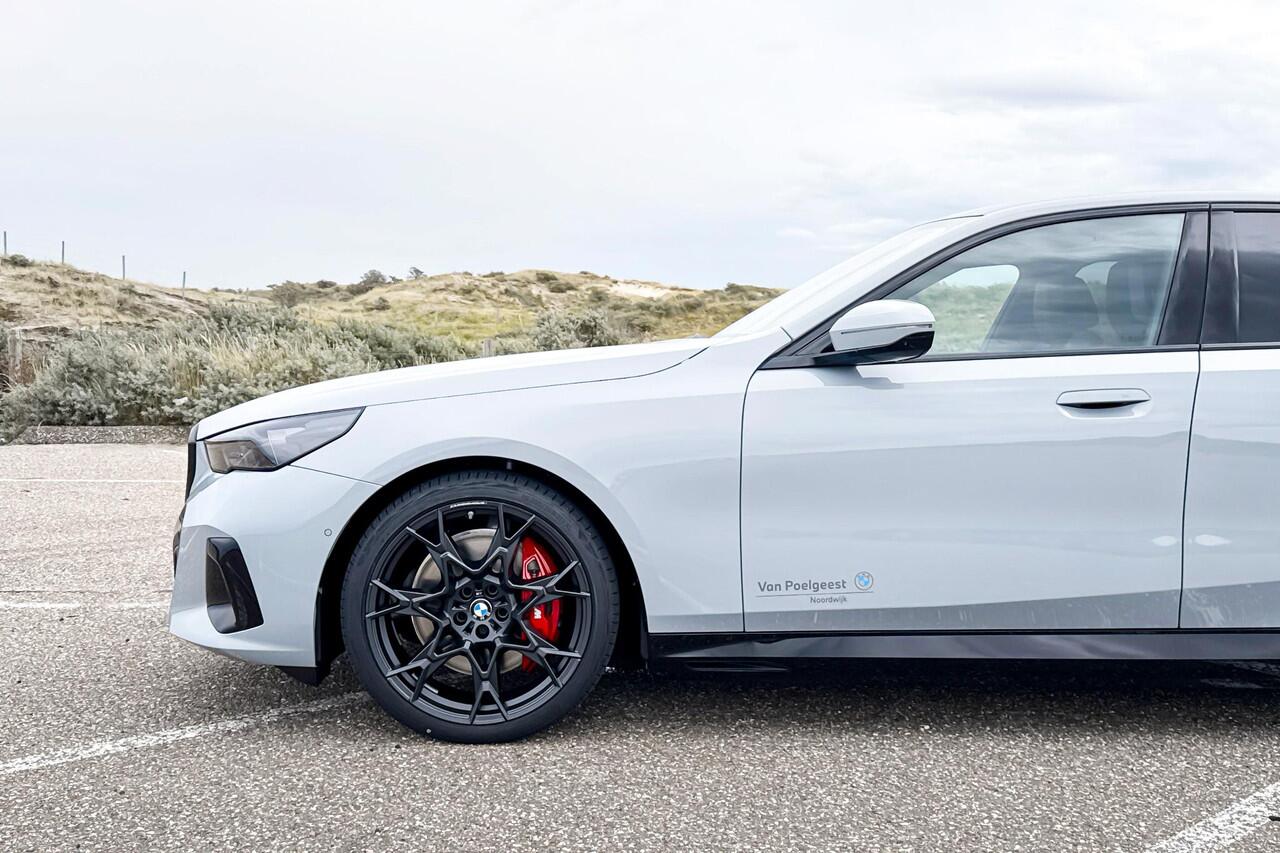 BMW i5 Sedan eDrive40 M Sport Edition | M Sport | Glazen Panoramadak | Head-up Display | Stoelventilatie | M Performance wielen | ElectricDeals