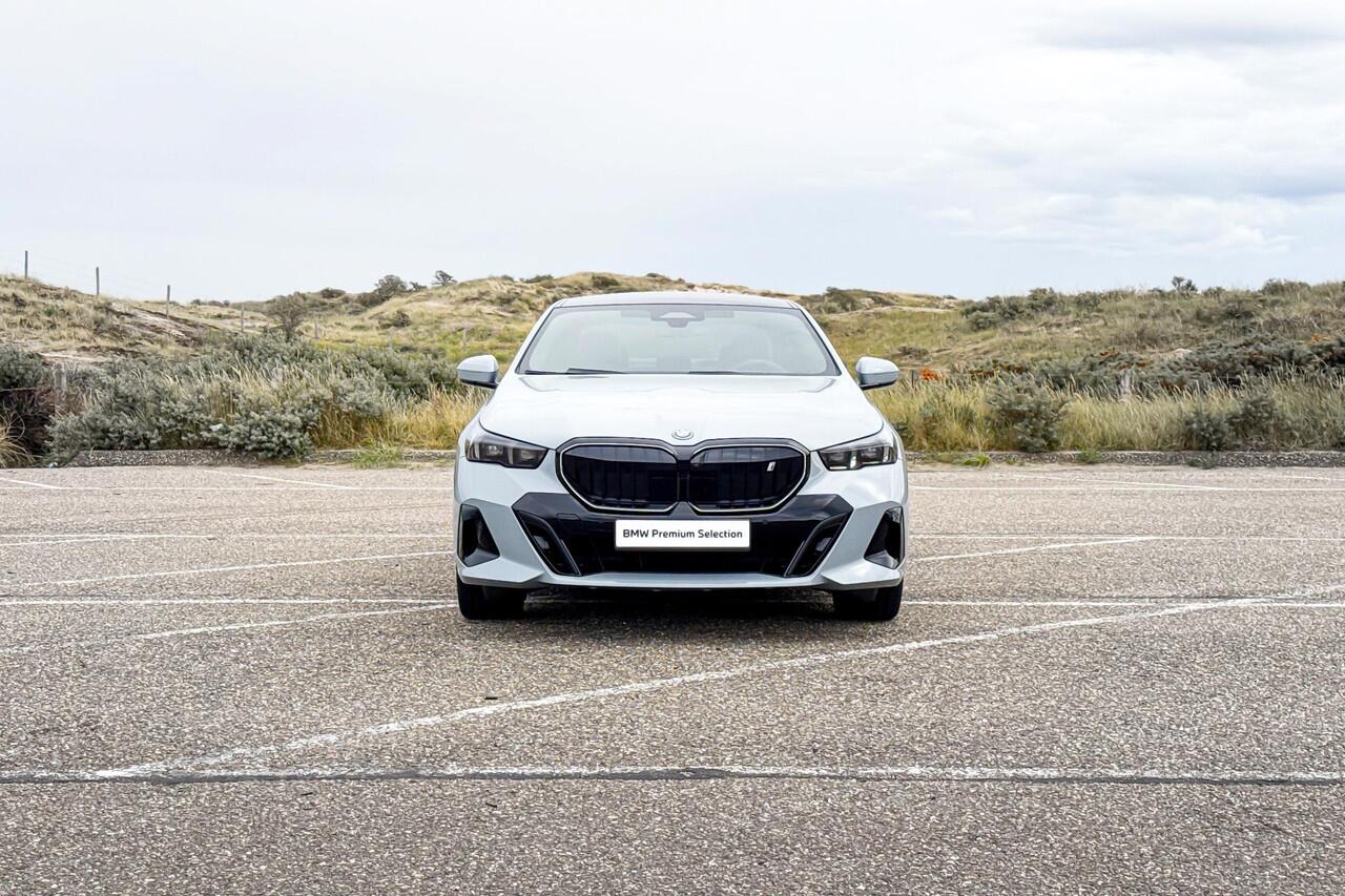 BMW i5 Sedan eDrive40 M Sport Edition | M Sport | Glazen Panoramadak | Head-up Display | Stoelventilatie | M Performance wielen | ElectricDeals