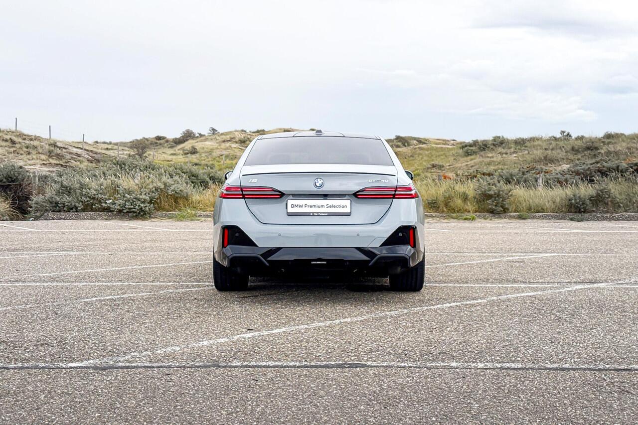 BMW i5 Sedan eDrive40 M Sport Edition | M Sport | Glazen Panoramadak | Head-up Display | Stoelventilatie | M Performance wielen | ElectricDeals