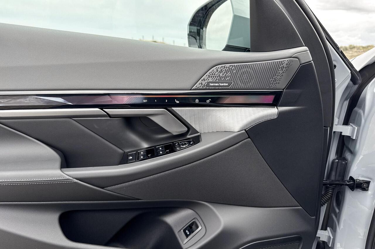 BMW i5 Sedan eDrive40 M Sport Edition | M Sport | Glazen Panoramadak | Head-up Display | Stoelventilatie | M Performance wielen | ElectricDeals