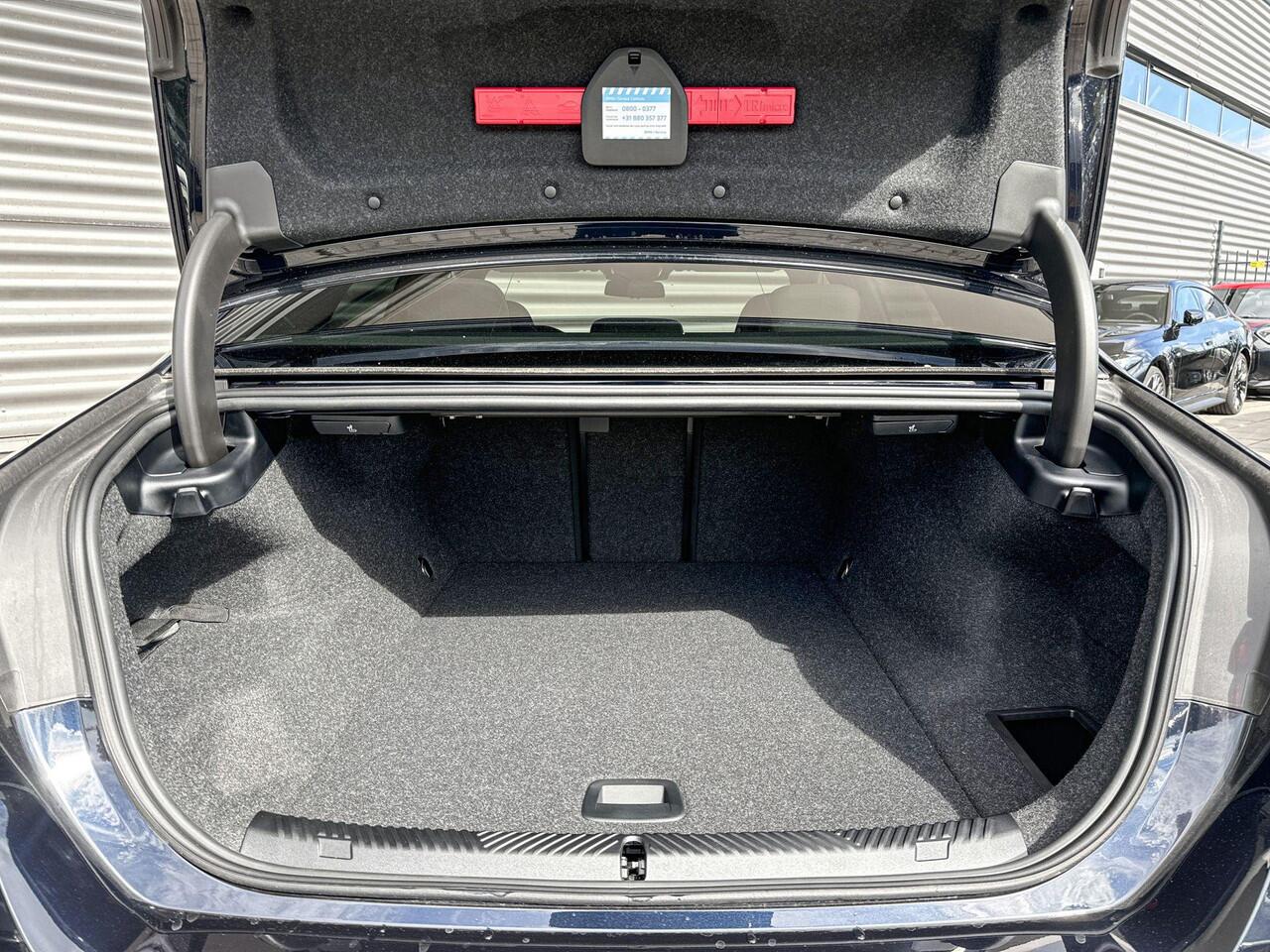 BMW i5 Sedan eDrive40 M Sportpakket Pro / Innovation Pack / Travel Pack / Comfort Pack / Trekhaak / Panoramadak