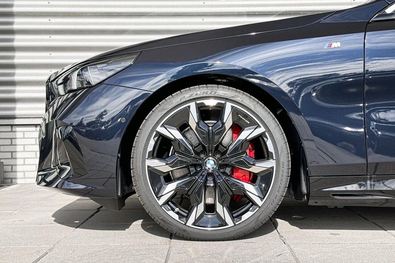 BMW i5 Sedan eDrive40 M Sportpakket Pro / Innovation Pack / Travel Pack / Comfort Pack / Trekhaak / Panoramadak