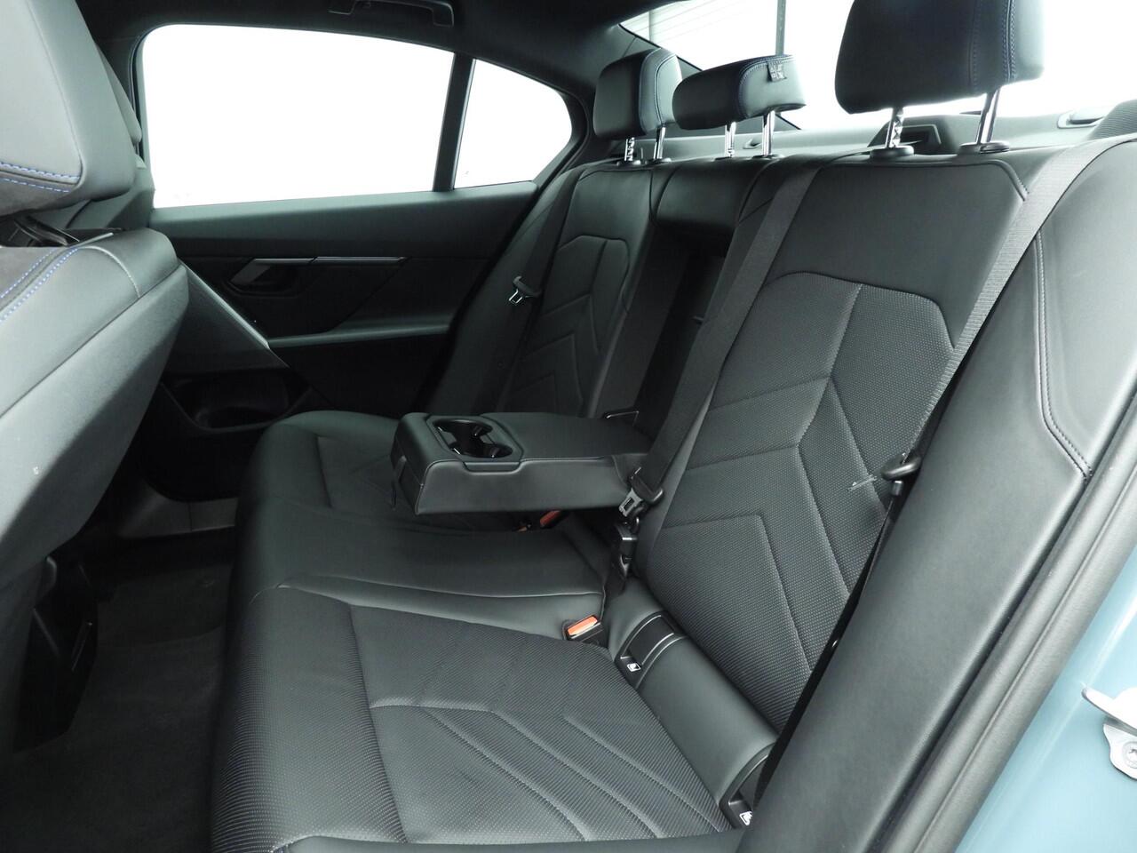 BMW i5 Sedan eDrive40 | M-Sportpakket | LED | Navigatie | Trekhaak | Active cruise | Sportstoelen | DAB | Alu 19 inch