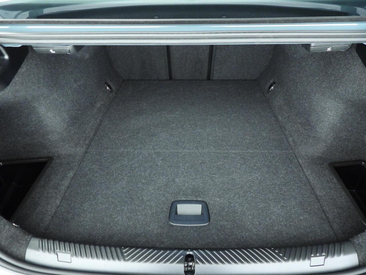 BMW i5 Sedan eDrive40 | M-Sportpakket | LED | Navigatie | Trekhaak | Active cruise | Sportstoelen | DAB | Alu 19 inch