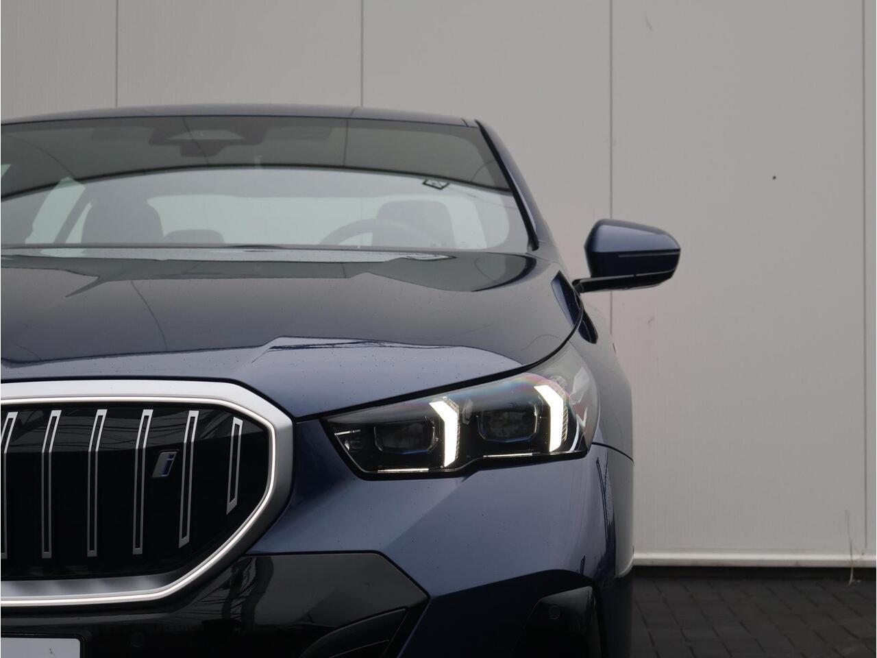 BMW i5 eDrive40 M Sport Edition 84 kWh M Sportpakket/ Achteruitrijcamera/ Stoelventilatie/ Harman-Kardon/ Driving Assistant Plus/ Elektrisch verstelbare stoelen/ Stoelverwarming