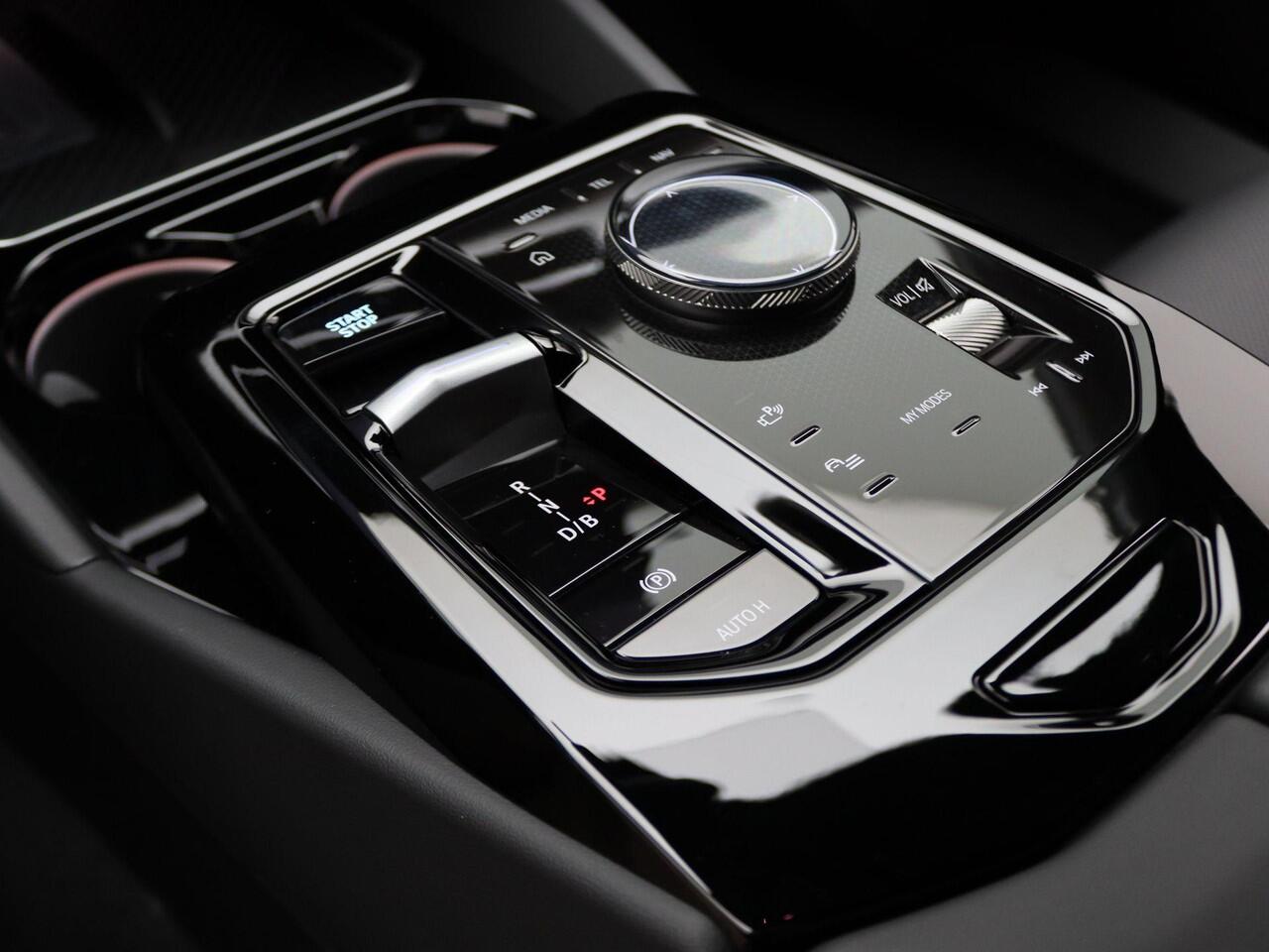 BMW i5 Sedan eDrive40 M Sportpakket Pro | M Sport Edition | Travel Pack | Comfort Pack | Trekhaak | Comfortstoelen | Driving Assistant Plus | Harman Kardon | 20'' | Ekris Selection