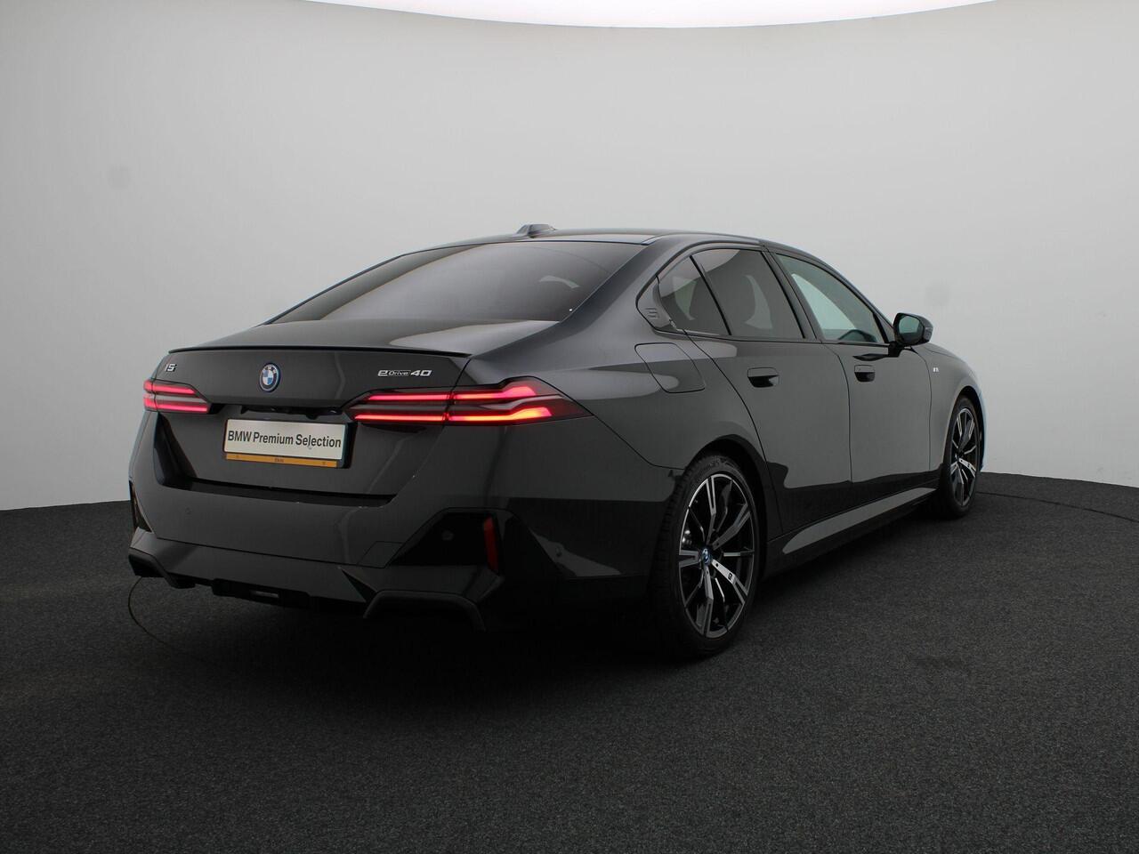 BMW i5 Sedan eDrive40 M Sportpakket Pro | M Sport Edition | Travel Pack | Comfort Pack | Trekhaak | Comfortstoelen | Driving Assistant Plus | Harman Kardon | 20'' | Ekris Selection