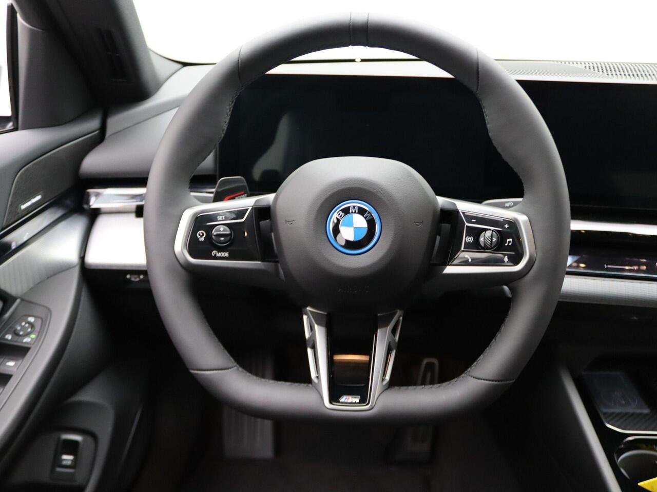 BMW i5 Sedan eDrive40 M Sportpakket Pro | M Sport Edition | Travel Pack | Comfort Pack | Trekhaak | Comfortstoelen | Driving Assistant Plus | Harman Kardon | 20'' | Ekris Selection
