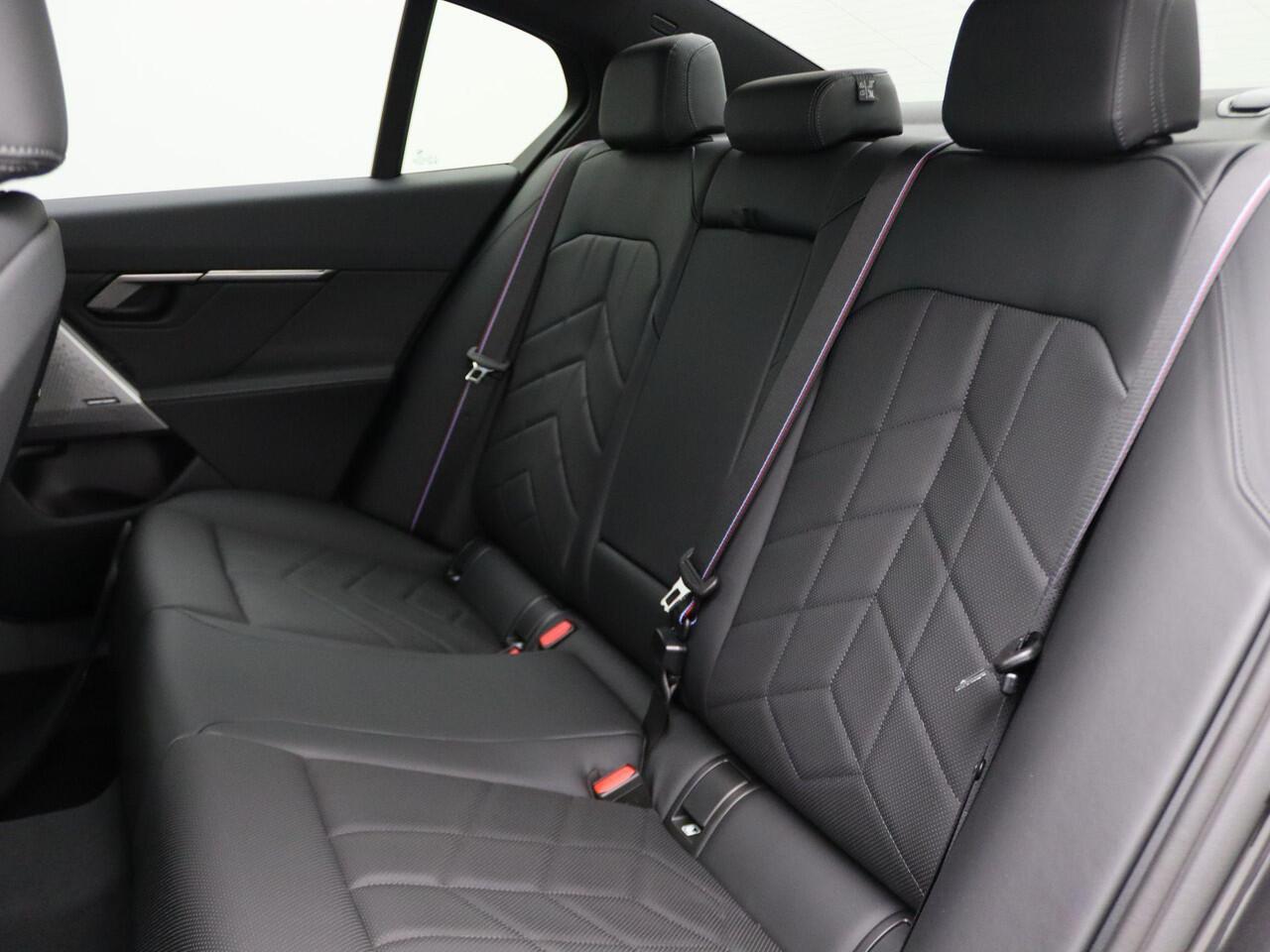 BMW i5 Sedan eDrive40 M Sportpakket Pro | M Sport Edition | Travel Pack | Comfort Pack | Trekhaak | Comfortstoelen | Driving Assistant Plus | Harman Kardon | 20'' | Ekris Selection