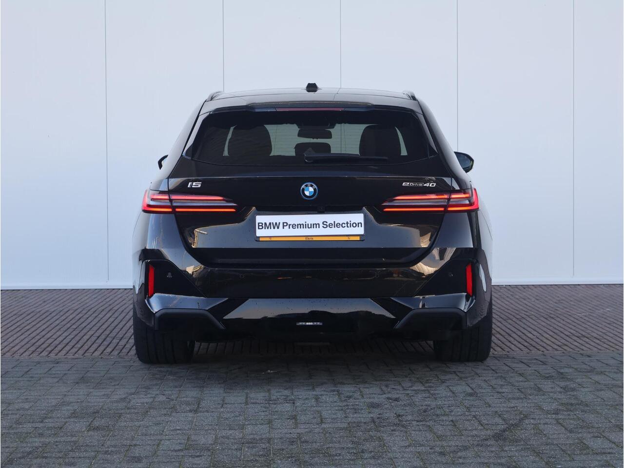 BMW i5 Touring eDrive40 M Sport Edition BMW Individual Lakkleur/ M- Sportpakket Pro/ Comfort Access/ Elektrische Trekhaak/ Panoramadak/ Comfortstoelen/ Bowers & Wilkins/ Driving Assistant Professional / Ekris Selection