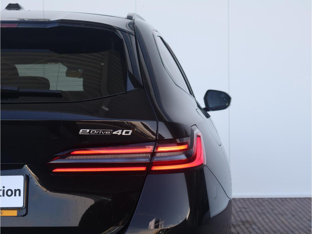 BMW i5 Touring eDrive40 M Sport Edition BMW Individual Lakkleur/ M- Sportpakket Pro/ Comfort Access/ Elektrische Trekhaak/ Panoramadak/ Comfortstoelen/ Bowers & Wilkins/ Driving Assistant Professional / Ekris Selection