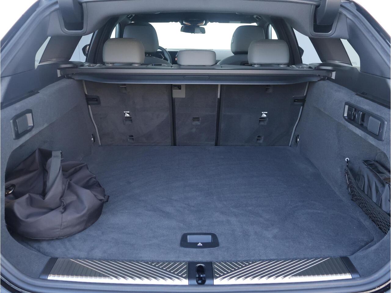 BMW i5 Touring eDrive40 M Sport Edition BMW Individual Lakkleur/ M- Sportpakket Pro/ Comfort Access/ Elektrische Trekhaak/ Panoramadak/ Comfortstoelen/ Bowers & Wilkins/ Driving Assistant Professional / Ekris Selection