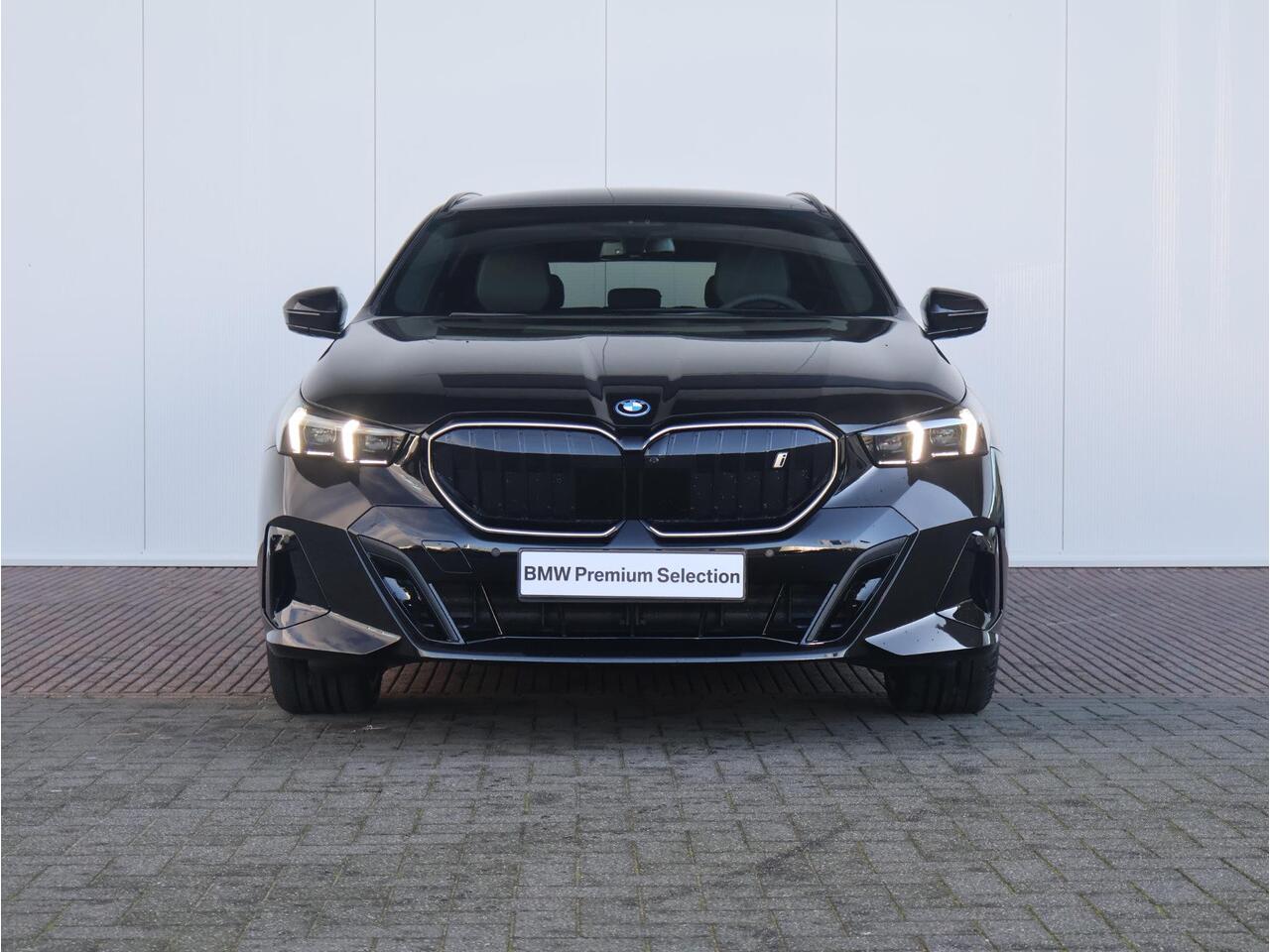 BMW i5 Touring eDrive40 M Sport Edition BMW Individual Lakkleur/ M- Sportpakket Pro/ Comfort Access/ Elektrische Trekhaak/ Panoramadak/ Comfortstoelen/ Bowers & Wilkins/ Driving Assistant Professional / Ekris Selection