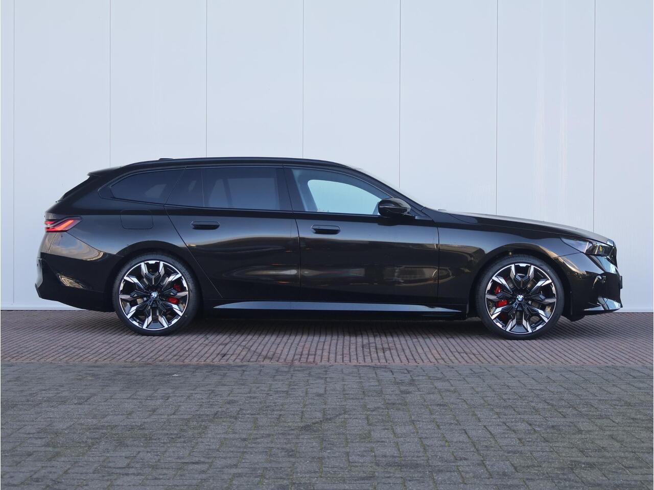 BMW i5 Touring eDrive40 M Sport Edition BMW Individual Lakkleur/ M- Sportpakket Pro/ Comfort Access/ Elektrische Trekhaak/ Panoramadak/ Comfortstoelen/ Bowers & Wilkins/ Driving Assistant Professional / Ekris Selection