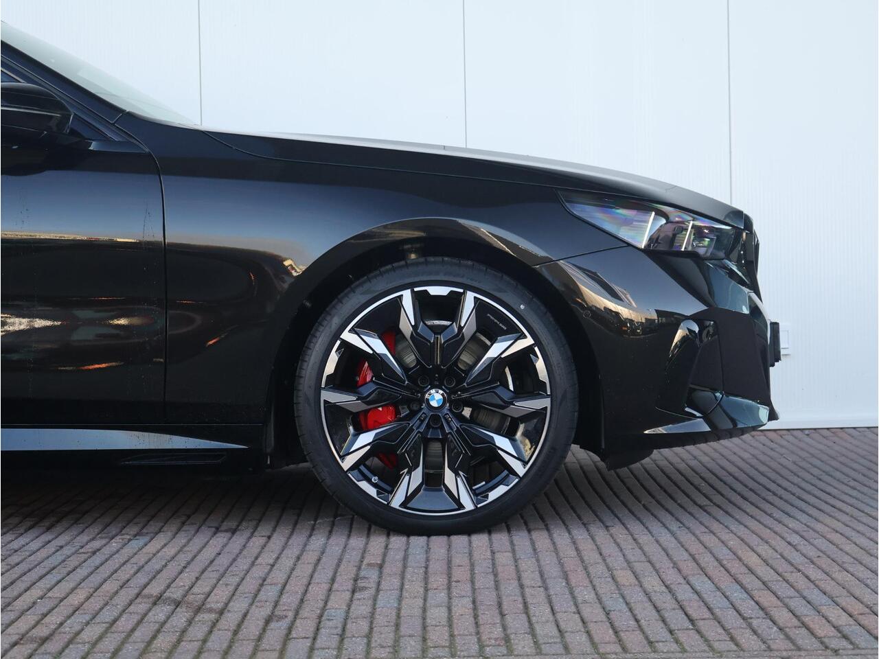 BMW i5 Touring eDrive40 M Sport Edition BMW Individual Lakkleur/ M- Sportpakket Pro/ Comfort Access/ Elektrische Trekhaak/ Panoramadak/ Comfortstoelen/ Bowers & Wilkins/ Driving Assistant Professional / Ekris Selection