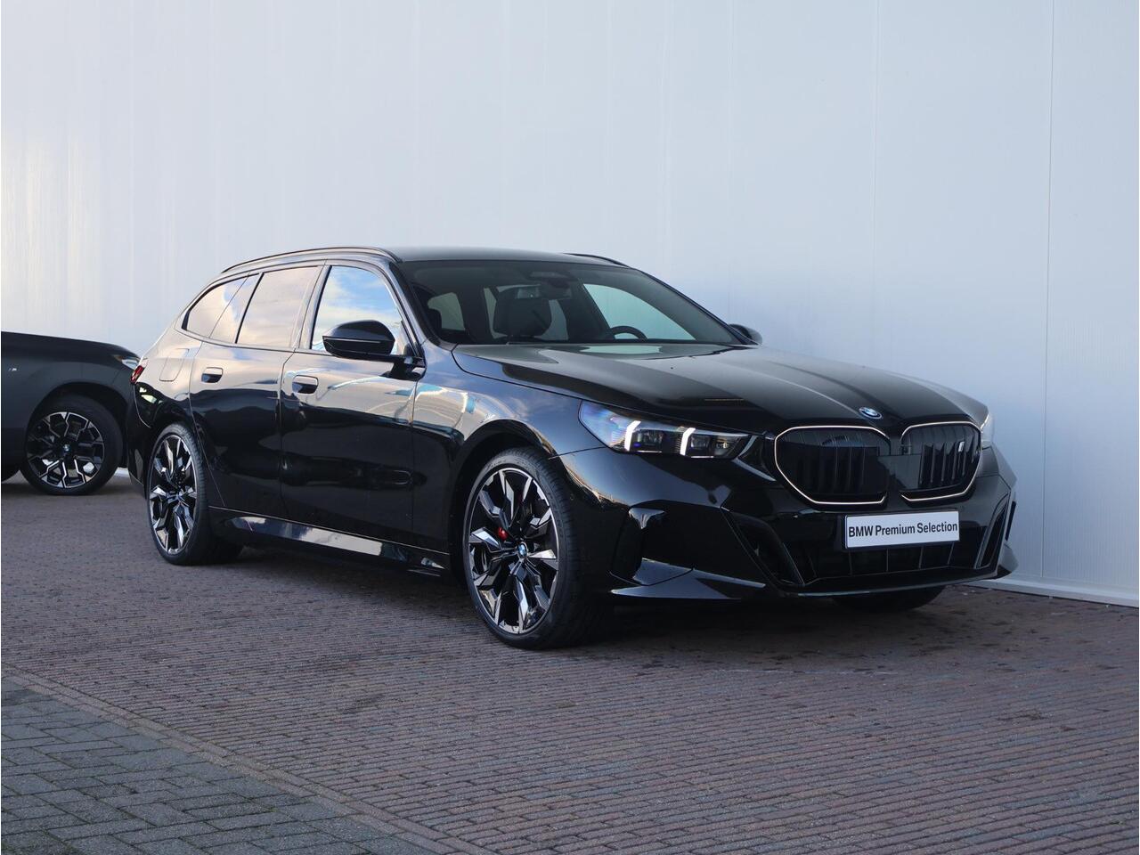 BMW i5 Touring eDrive40 M Sport Edition BMW Individual Lakkleur/ M- Sportpakket Pro/ Comfort Access/ Elektrische Trekhaak/ Panoramadak/ Comfortstoelen/ Bowers & Wilkins/ Driving Assistant Professional / Ekris Selection