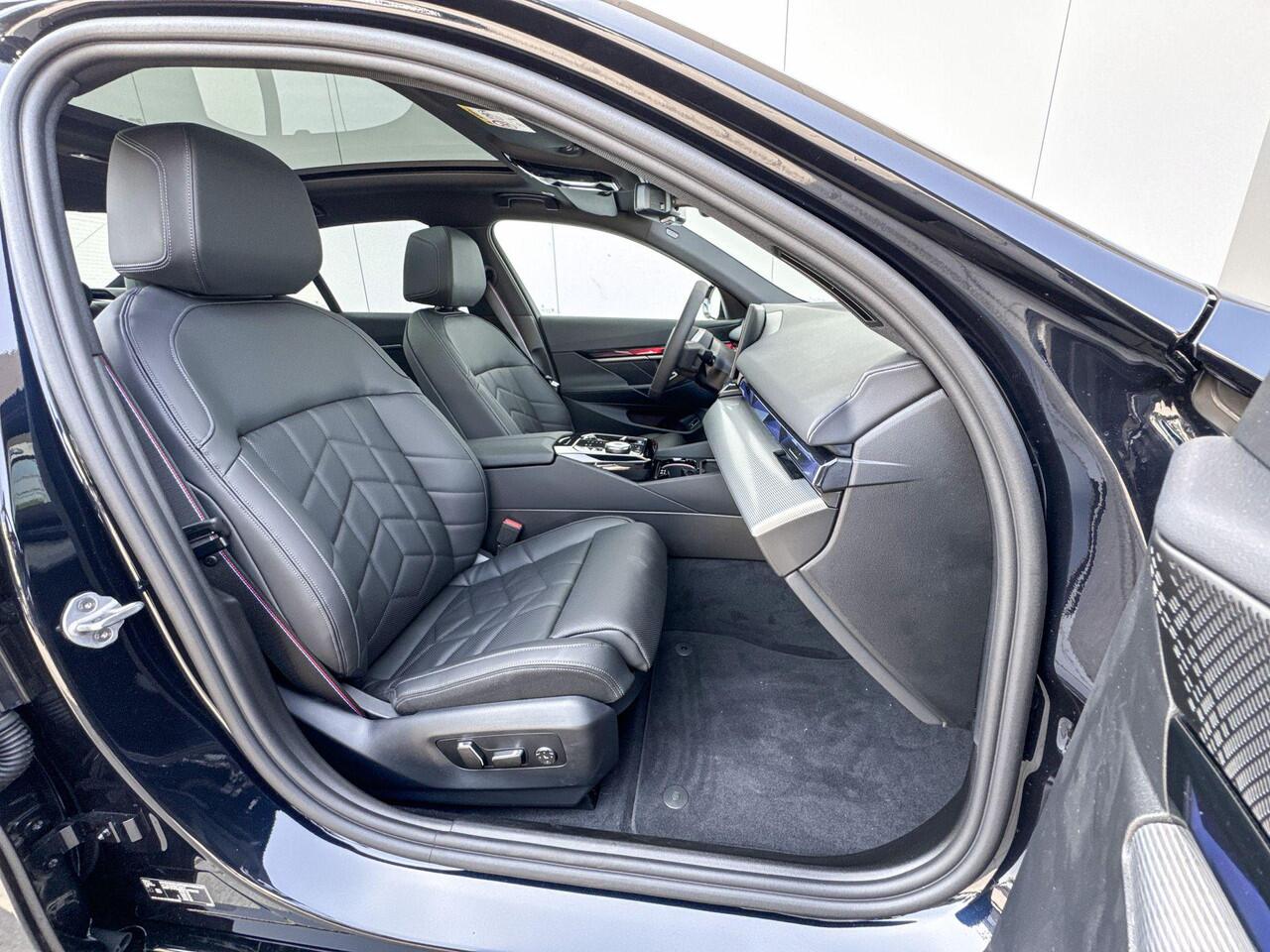 BMW i5 Sedan eDrive40 M Sport Edition M-Sport Pro / Glazendak / 20inch / Stoelverwarming / Adaptieve Led / Driving Assistant Plus | ElectricDeals