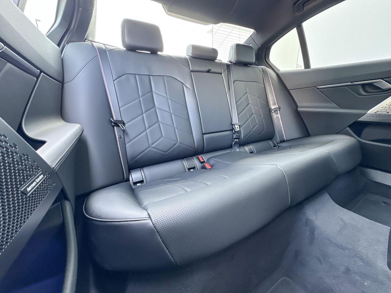 BMW i5 Sedan eDrive40 M Sport Edition M-Sport Pro / Glazendak / 20inch / Stoelverwarming / Adaptieve Led / Driving Assistant Plus | ElectricDeals