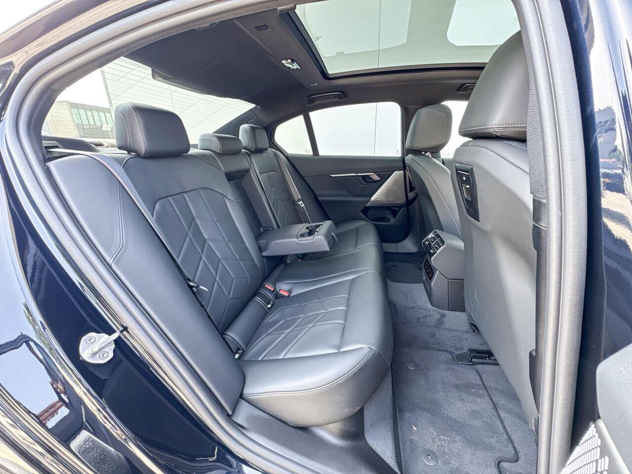 BMW i5 Sedan eDrive40 M Sport Edition M-Sport Pro / Glazendak / 20inch / Stoelverwarming / Adaptieve Led / Driving Assistant Plus | ElectricDeals