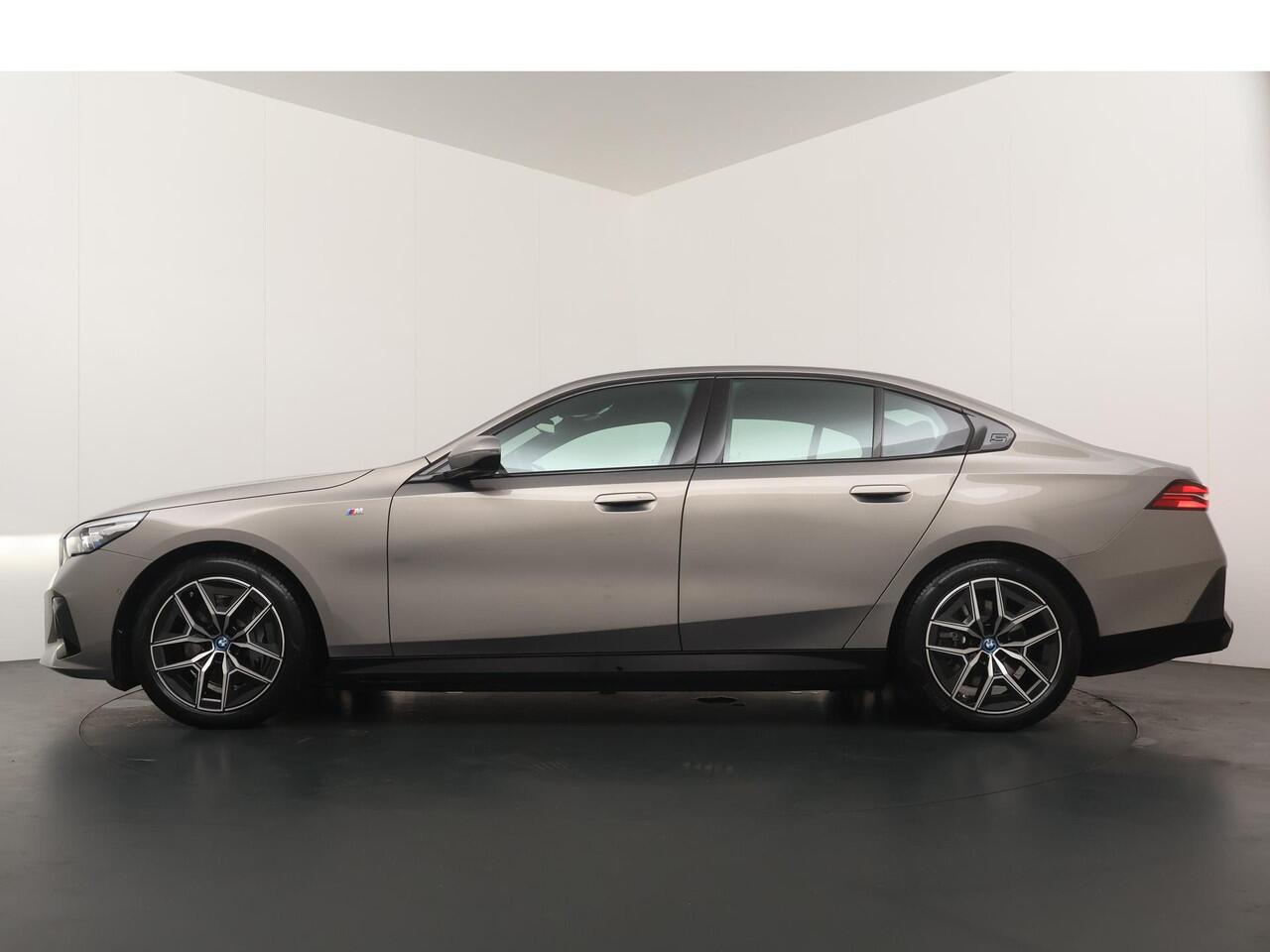 BMW i5 eDrive40 M Sport Edition 84 kWh M Sportpakket | Trekhaak | Driving Assistant plus