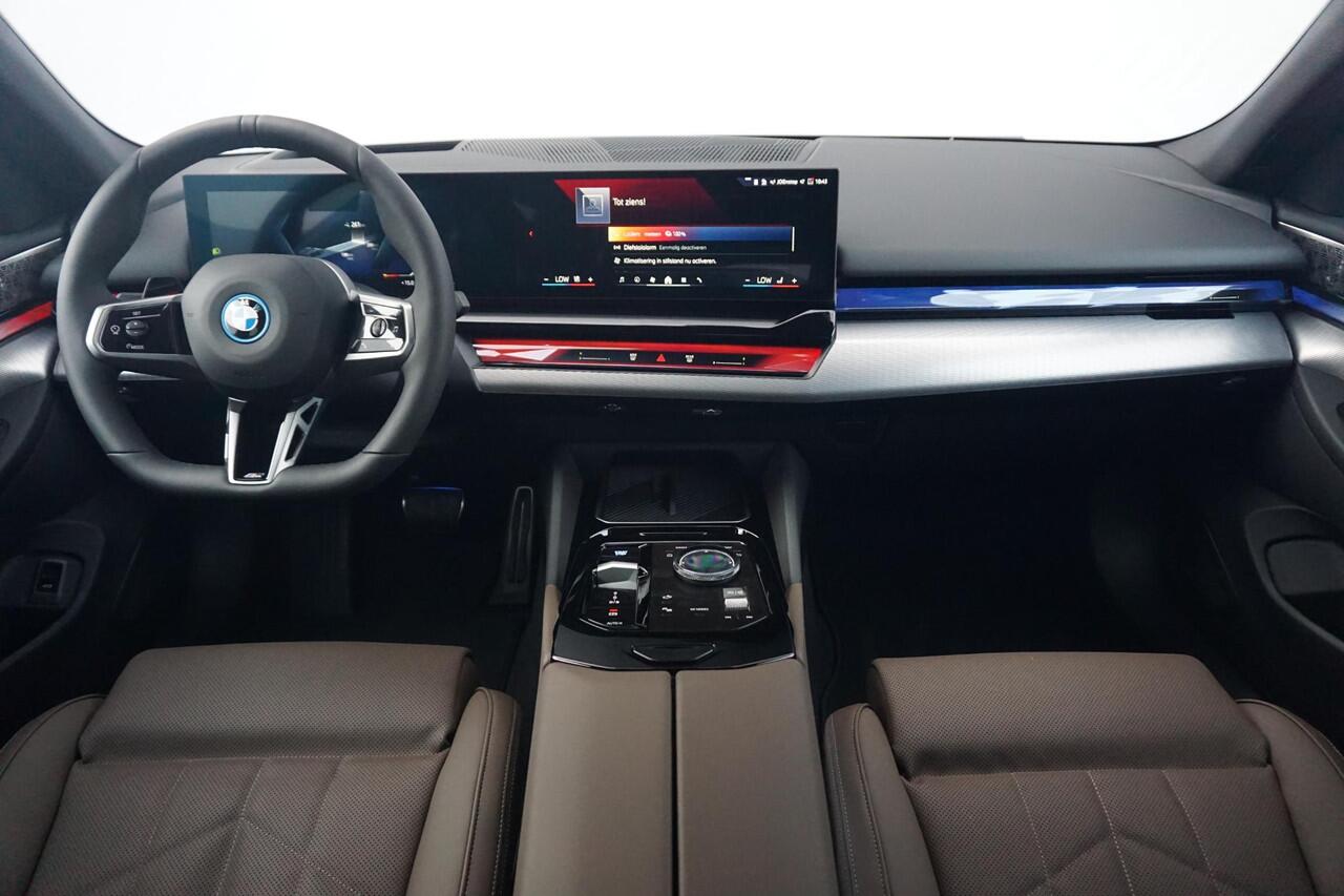 BMW i5 eDrive40 M Sportpakket Pro 20'' / Panoramadak / Stoelventilatie / Bowers & Wilkins / Trekhaak