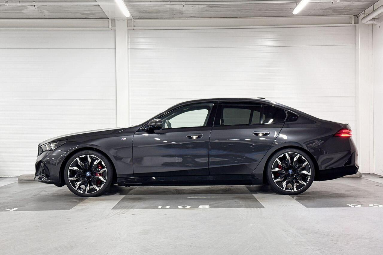 BMW i5 Sedan eDrive40 | M-Sport Pro | Travel Pack | Innovation Pack | Comfort Pack | Driving Assistant Plus | Bowers&Wilkins | Panoramadak | Comfort Access | Trekhaak | ElectricDeals