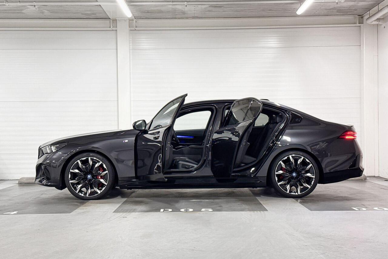 BMW i5 Sedan eDrive40 | M-Sport Pro | Travel Pack | Innovation Pack | Comfort Pack | Driving Assistant Plus | Bowers&Wilkins | Panoramadak | Comfort Access | Trekhaak | ElectricDeals