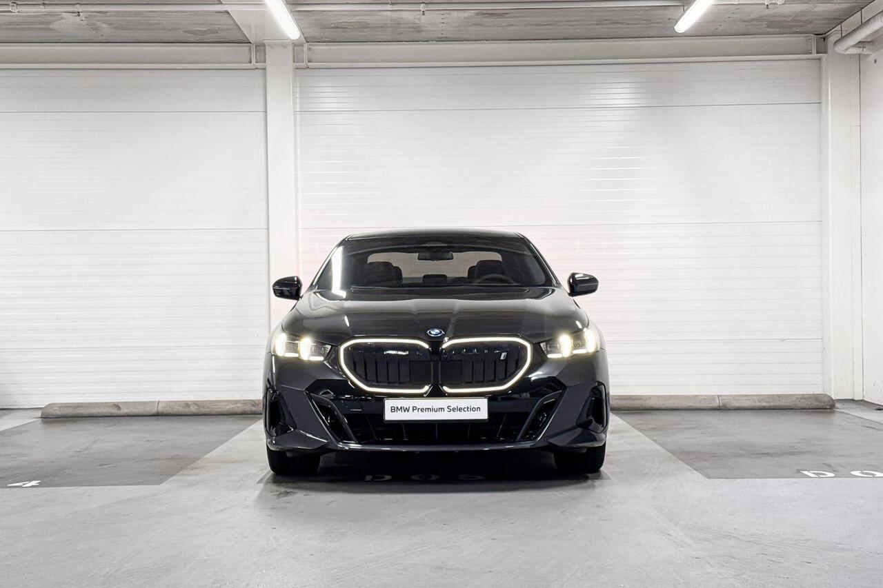 BMW i5 Sedan eDrive40 | M-Sport Pro | Travel Pack | Innovation Pack | Comfort Pack | Driving Assistant Plus | Bowers&Wilkins | Panoramadak | Comfort Access | Trekhaak | ElectricDeals