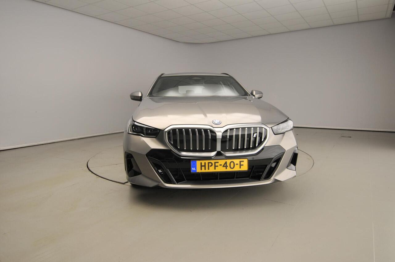 BMW i5 Touring xDrive40 | M-Sportpakket | LED | Navigatie | Active cruise | Sportstoelen | Elektr. zetels | Keyles go | DAB | Harman-kardon sound | Alu 19 inch
