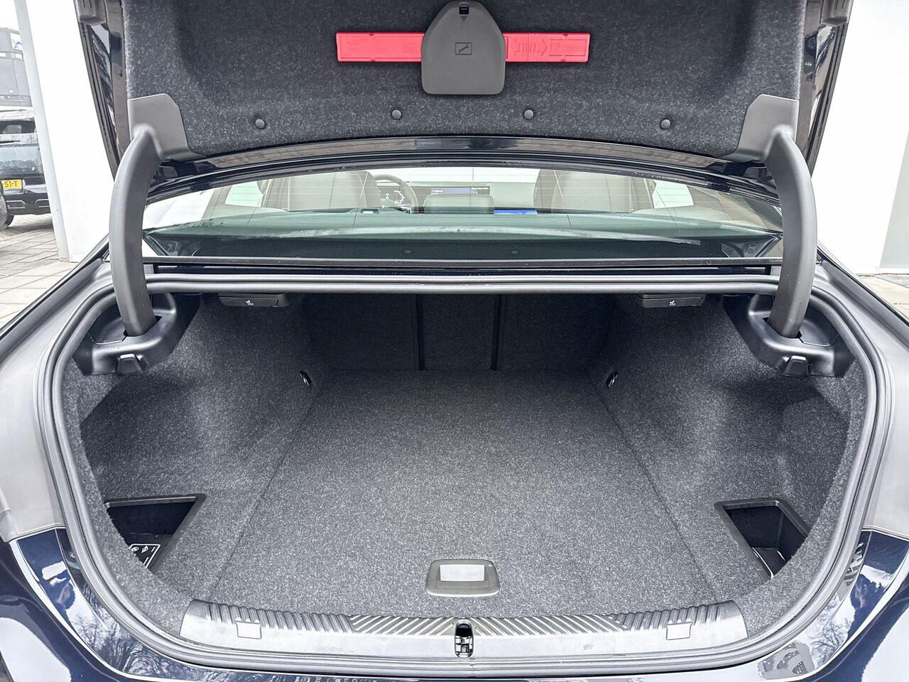 BMW i5 Sedan eDrive40 M Sport 19 Inch / Comfort Acces / Achterklep Automatisch / Stoelverwarming / Adaptieve Led / Driving Assistant / Driving Assistant Plus