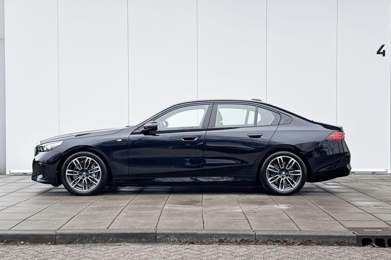 BMW i5 Sedan eDrive40 M Sport 19 Inch / Comfort Acces / Achterklep Automatisch / Stoelverwarming / Adaptieve Led / Driving Assistant / Driving Assistant Plus