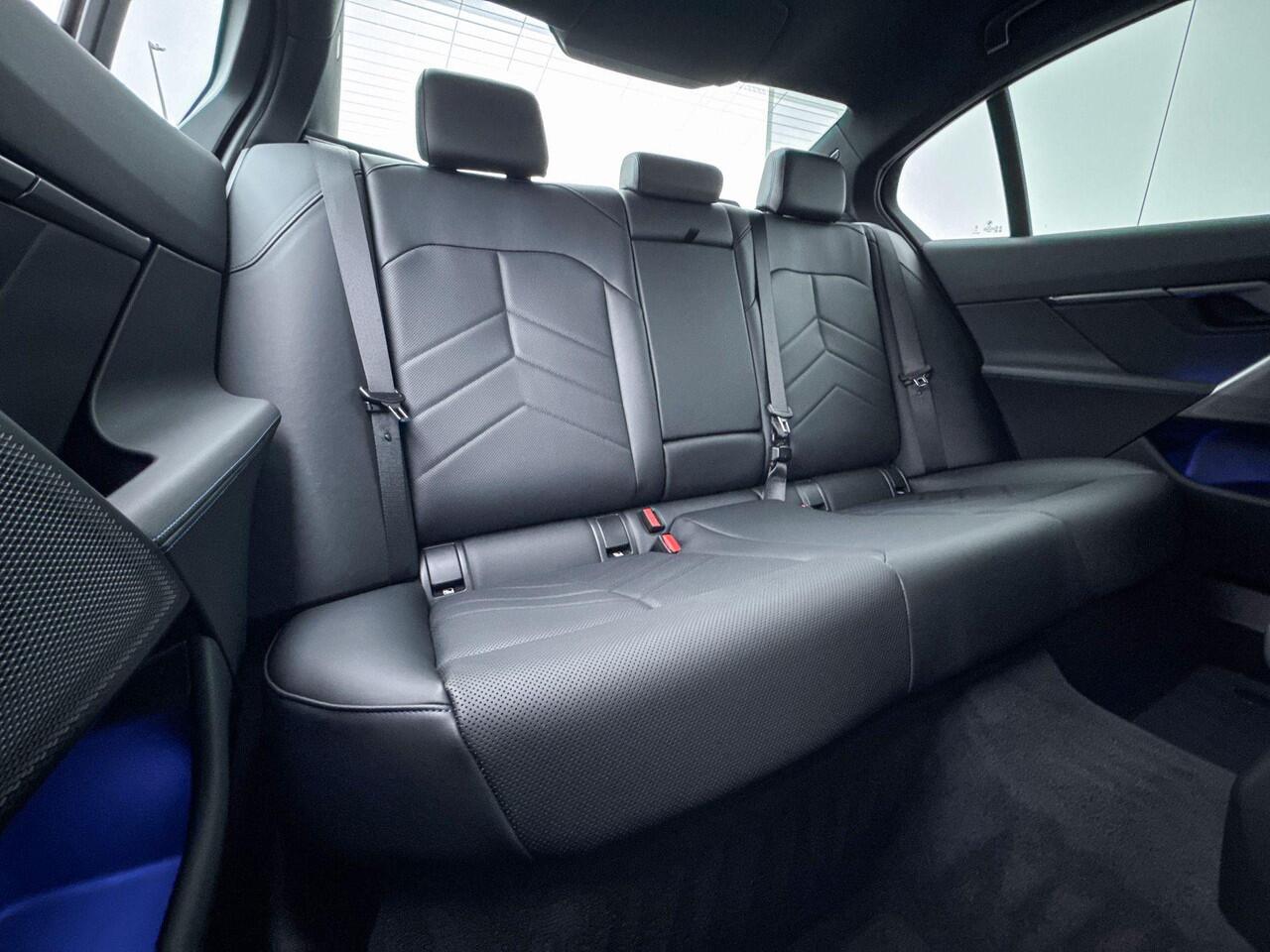 BMW i5 Sedan eDrive40 M Sport 19 Inch / Comfort Acces / Achterklep Automatisch / Stoelverwarming / Adaptieve Led / Driving Assistant / Driving Assistant Plus