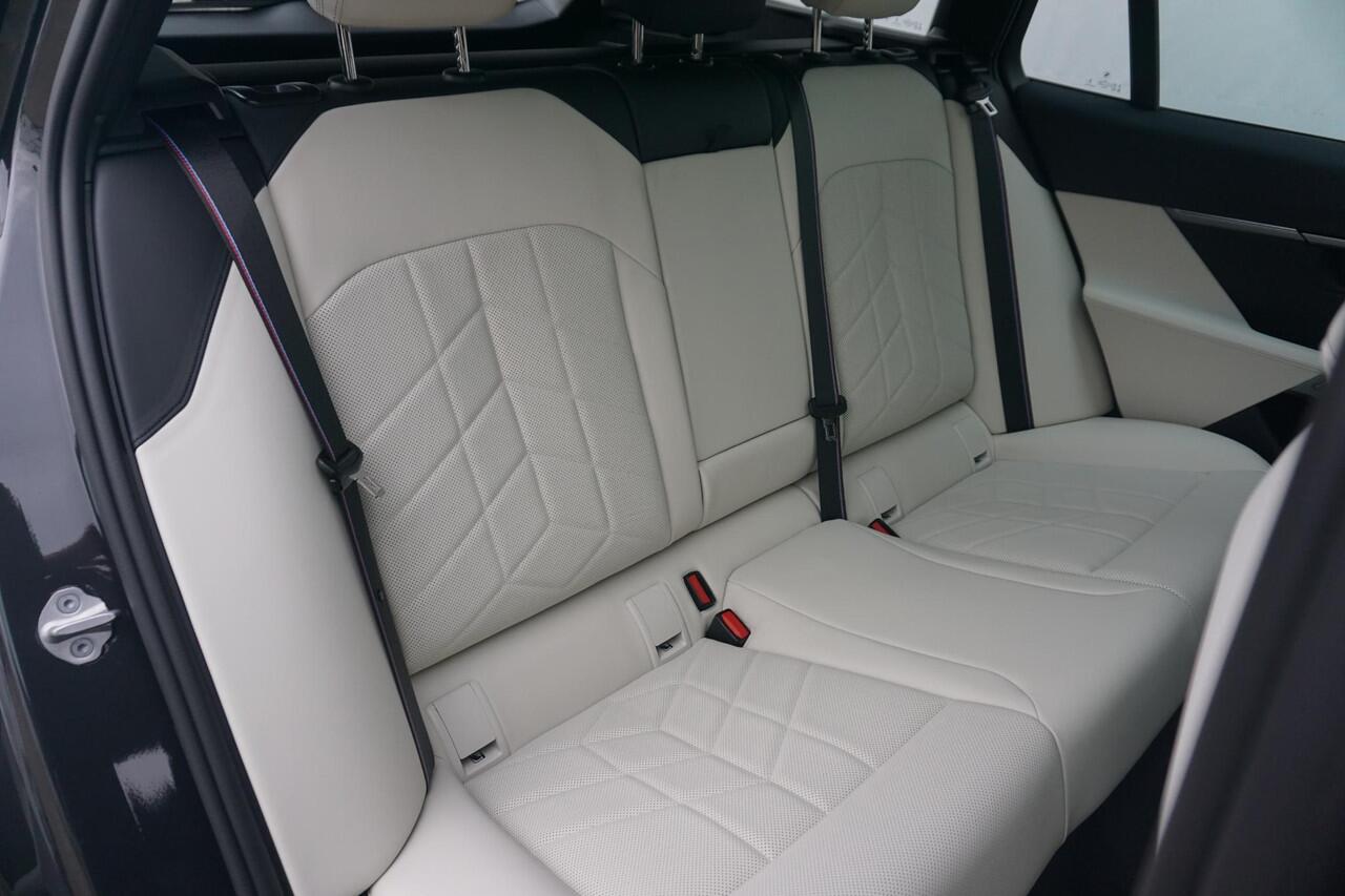 BMW i5 Touring eDrive40 M Sportpakket Pro 21'' / Active Steering / Panoramadak / Bowers & Wilkins / Driving Assistant Professional / Trekhaak