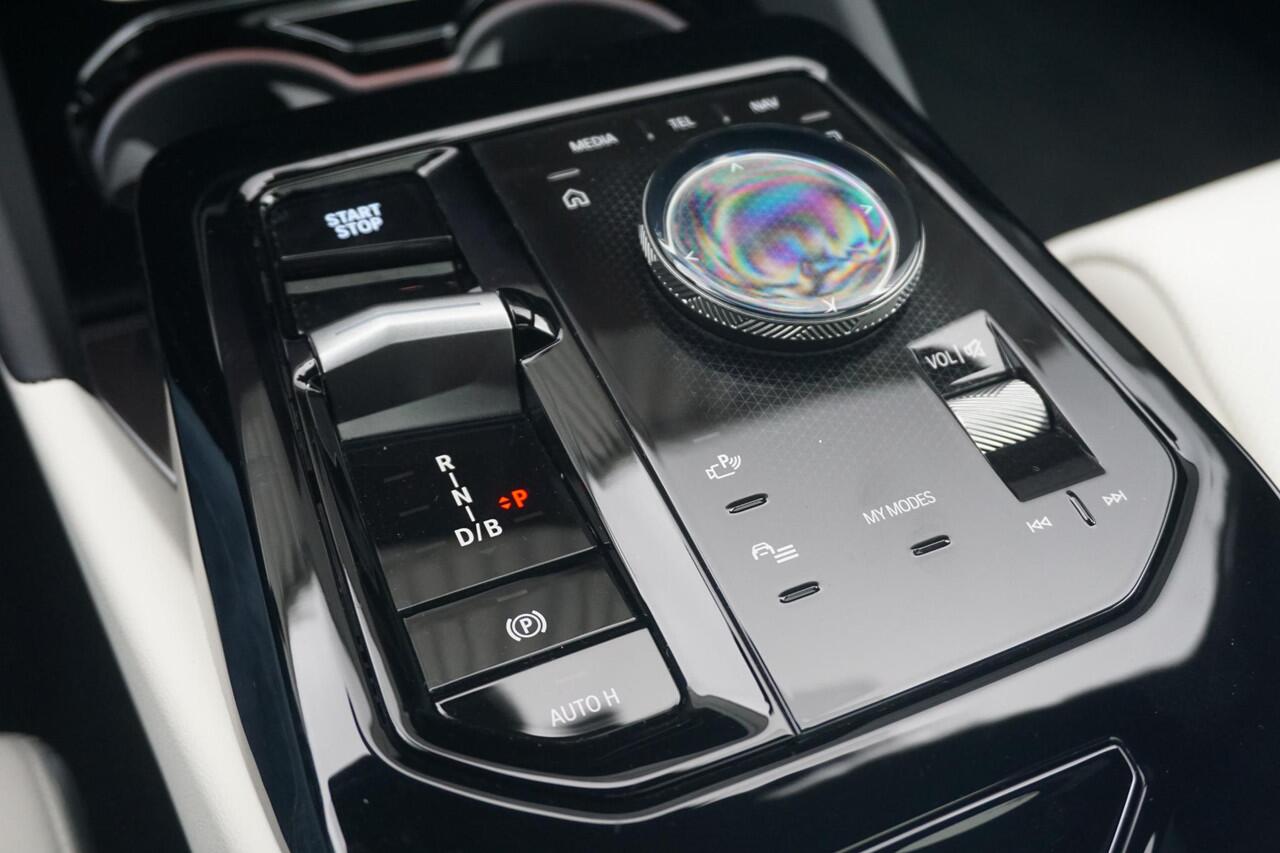 BMW i5 Touring eDrive40 M Sportpakket Pro 21'' / Active Steering / Panoramadak / Bowers & Wilkins / Driving Assistant Professional / Trekhaak